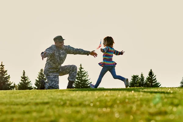 Soldado americano conoce a su hija al aire libre . — Foto de Stock