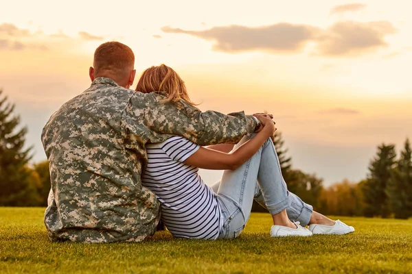 Pareja feliz mirando el atardecer . — Foto de Stock