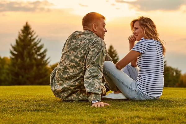 Encuentro romántico de soldado y su novia al aire libre . — Foto de Stock