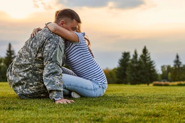 士兵抱着妻子对抗夜空背景. — 图库照片