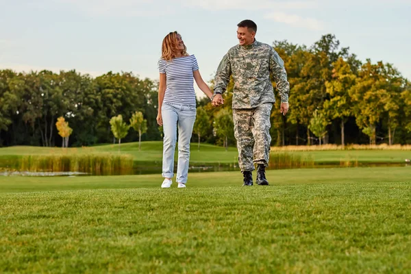 Στρατιώτης με το περπάτημα πιασμένοι χέρι χέρι τη φίλη. — Φωτογραφία Αρχείου