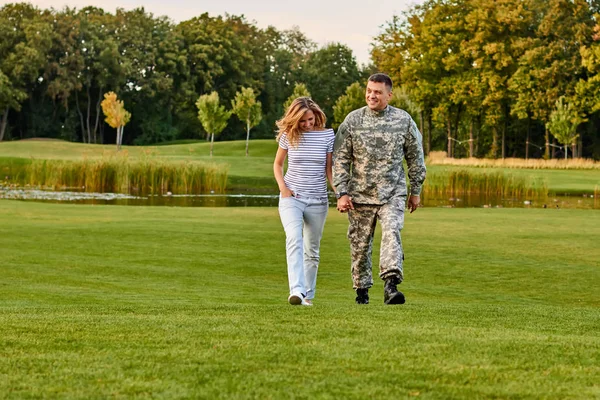 Soldado y su novia están caminando sobre la hierba . — Foto de Stock