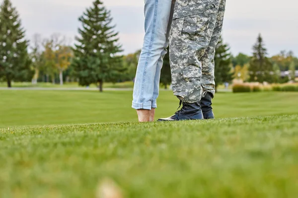 Mujer besando soldado de pie en los dedos de los pies, de cerca . — Foto de Stock