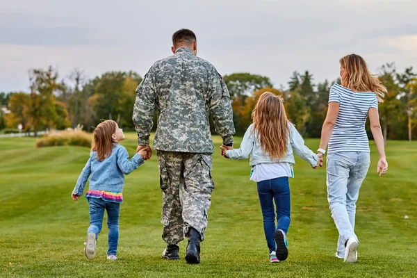 Volver vista soldados familia caminando . — Foto de Stock
