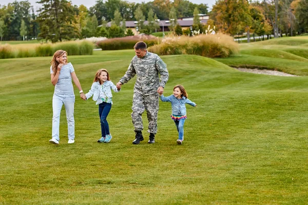 Солдат ходить з дітьми та дружиною . — стокове фото