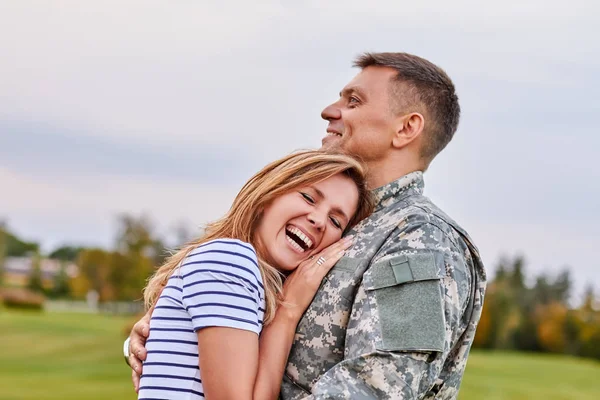 Παντρεμένος στρατιώτης αγκαλιάζει σύζυγος υπαίθρια. — Φωτογραφία Αρχείου
