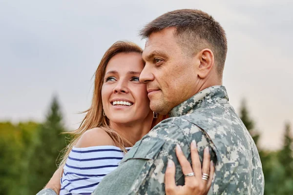 Retrato de pareja feliz con soldado . — Foto de Stock