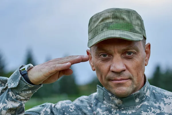 Portrait rapproché d'un soldat sérieux saluant . — Photo