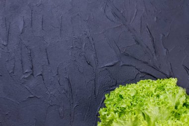 Kayrak, kırpılan resmin üzerine taze marul.