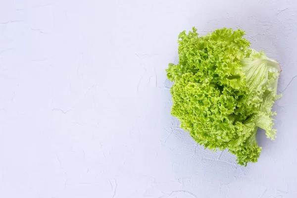 Salada verde sobre fundo texturizado . — Fotografia de Stock