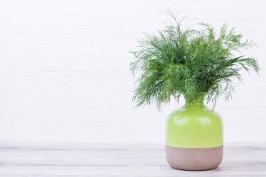 Vazo ve kopya alanı dereotu.