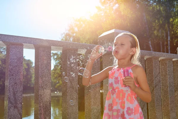 Kind zeepbellen blazen. — Stockfoto