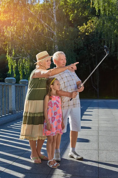 Grootouders met kleinkind selfie te nemen. — Stockfoto