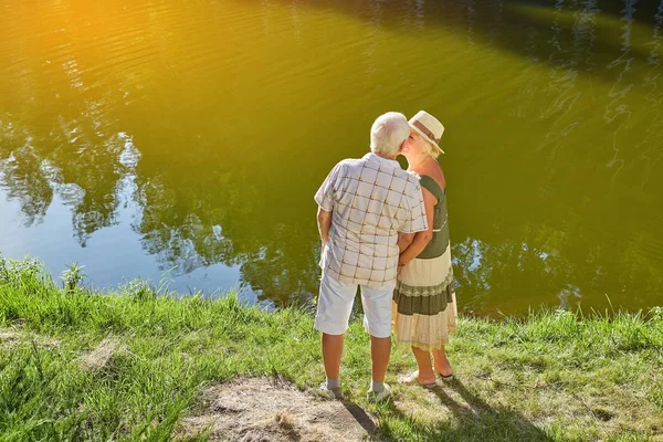 Seniorenpaar in Wassernähe. — Stockfoto