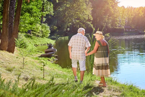 Senior Mann und Frau, Natur. — Stockfoto