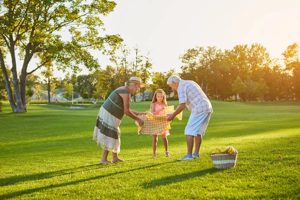 Chica con abuelos, picnic . — Foto de Stock