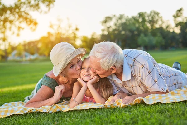 Mayores besando a su nieta . — Foto de Stock