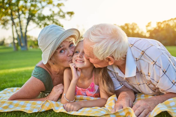 Mayores besando nieta al aire libre . — Foto de Stock