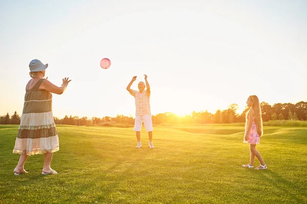 Mayores con nieta jugando pelota . — Foto de Stock