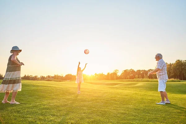 Chica con abuelos jugando pelota . — Foto de Stock