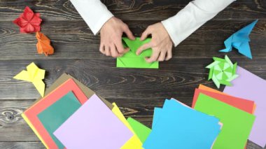 Adam yeşil kağıttan origami katlama.
