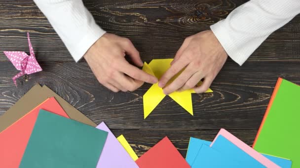 Mann faltet Origami Figur, Ansicht von oben. — Stockvideo