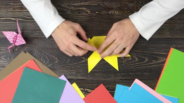 Man vouwen origami figuur, bovenaanzicht. — Stockvideo