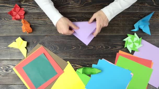 Papier pliant homme pour faire origami . — Video