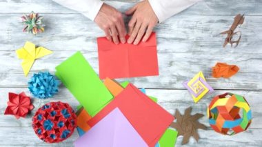 Kişi katlama kırmızı kağıt levha.