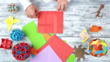Beyaz ahşap zemin üzerinde Origami projeleri.