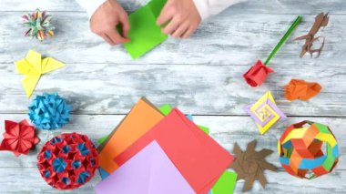 Kişi katlama origami kurbağa, hızlı hareket.