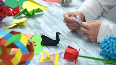 Ahşap arka plan üzerinde çift origami Kuğu.