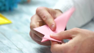 Adam katlama pembe origami kurbağa.