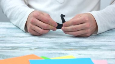 Ahşap arka plan üzerinde siyah origami swan.