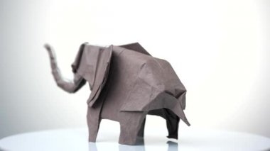 Kahverengi kağıt geleneksel origami fil.