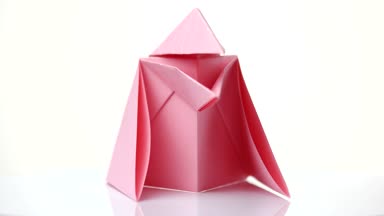 Beyaz izole pembe origami kurbağa.