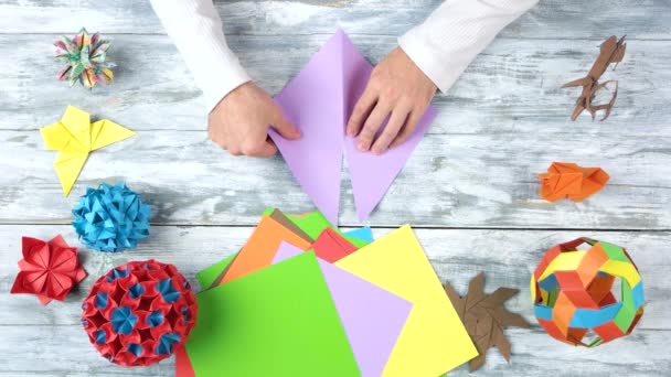 Człowiek zgiąć papier do origami. — Wideo stockowe