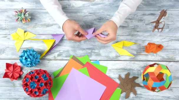 Händer fällbara origami kranar, snabb rörelse. — Stockvideo