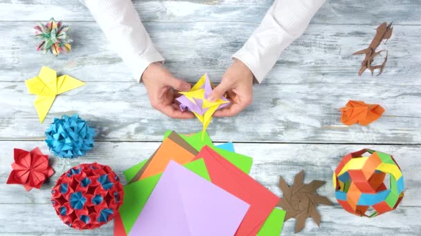Męskie dłonie składanie origami zabawka. — Wideo stockowe