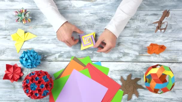 Mannen händerna skapa vackra origami leksak. — Stockvideo