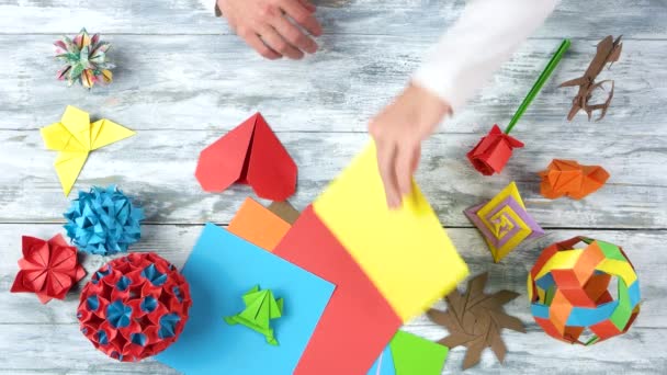 Mann biegt Papier, um Origami zu machen. — Stockvideo
