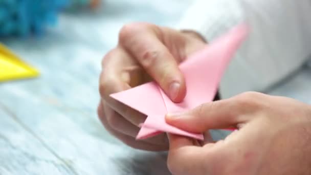 男の折りたたみ式のピンクの折り紙カエル. — ストック動画