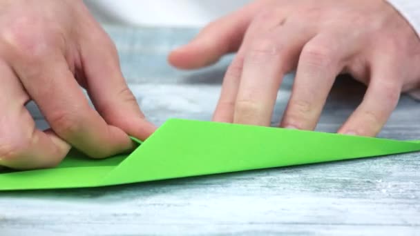 Origami hajtogatás kezek közelről. — Stock videók