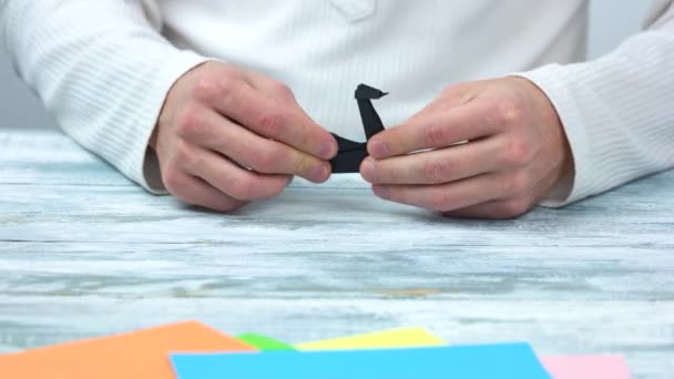 Łabędź origami czarny na podłoże drewniane. — Wideo stockowe