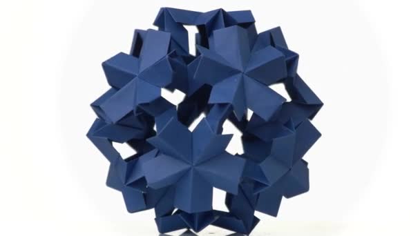 origami bleu fleur sur fond blanc .