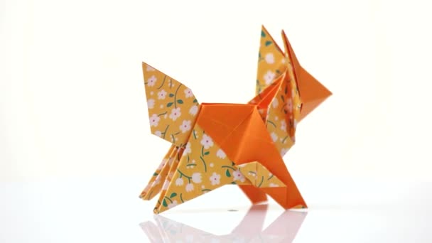 オレンジ色の折り紙キツネ. — ストック動画