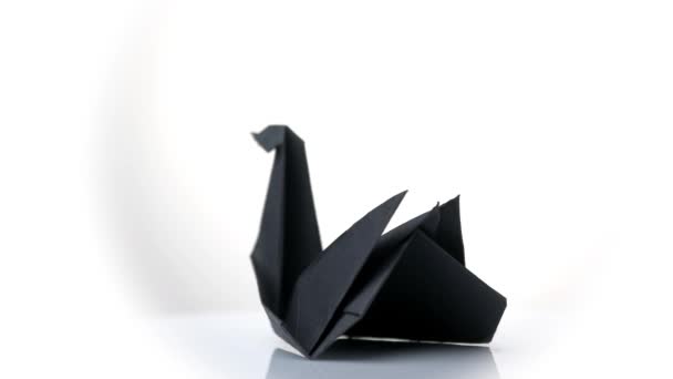 Cisne hecho a mano de papel negro . — Vídeos de Stock