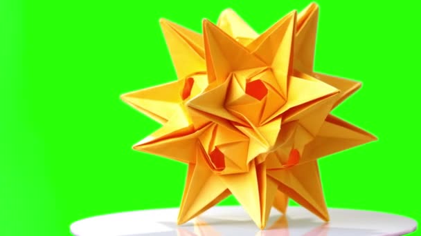 Stekelige origami model op groen scherm. — Stockvideo