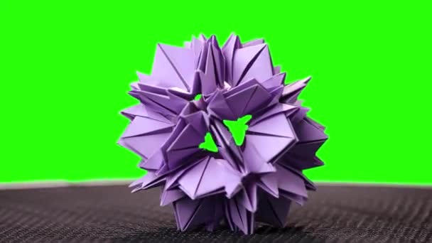 Цветок фиолетового оригами на зеленом экране . — стоковое видео