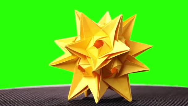 Spiked origami figure of yellow color. — Stock Video